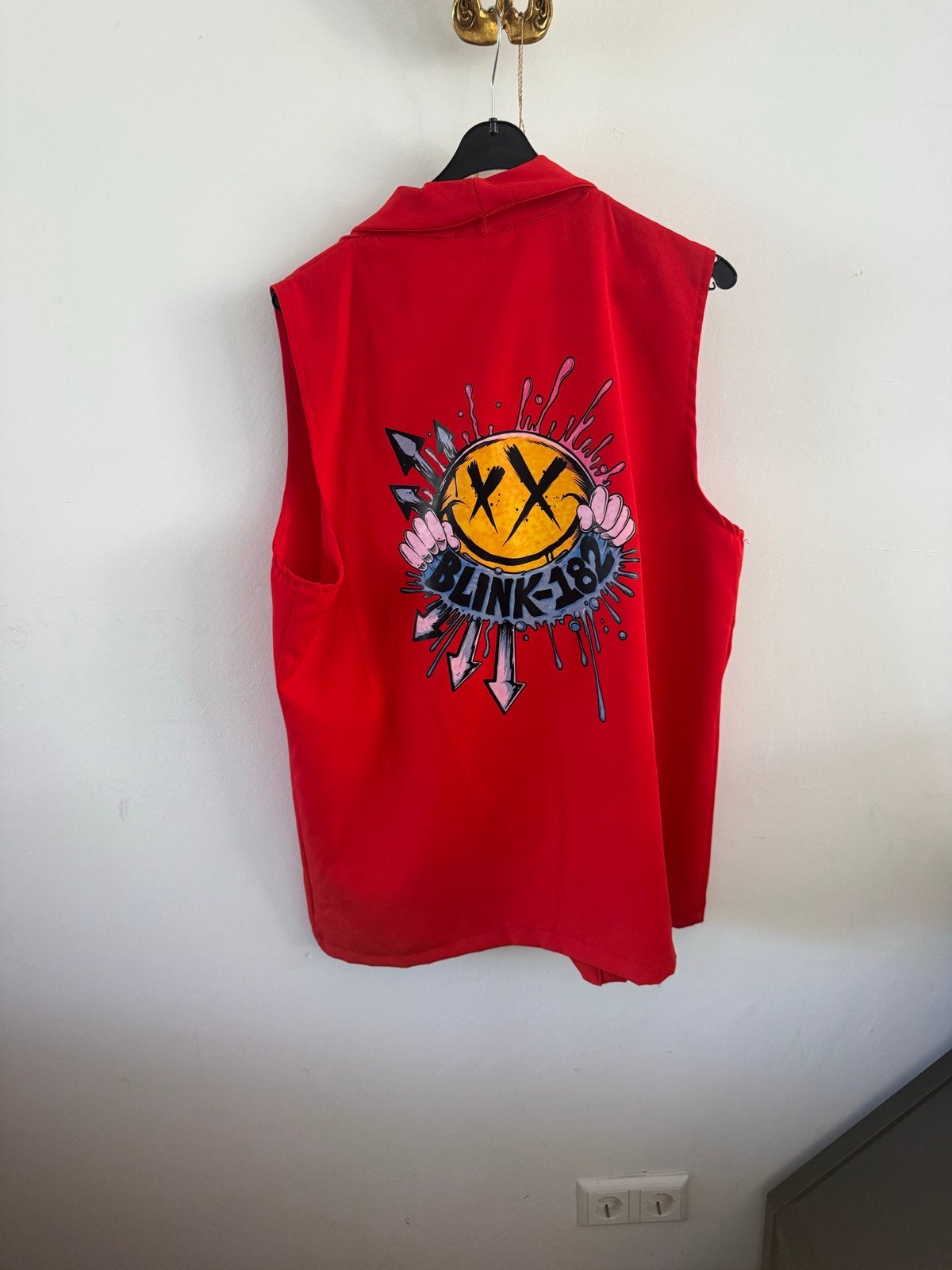 Rood mouwloos vest met Blink-182 print, Ophalen, Maat 42/44 (L), Zo goed als nieuw, Zonder mouw