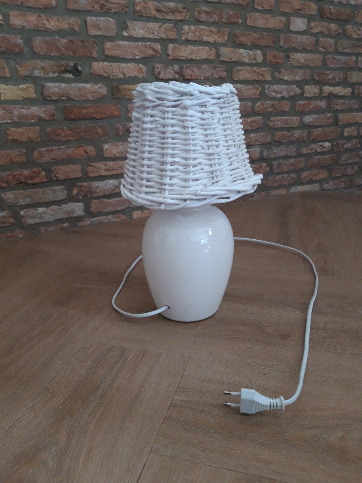 Witte tafellamp met rieten kap, Huis en Inrichting, Wit, Ophalen of Verzenden, Zo goed als nieuw, Natuurlijk materiaal
