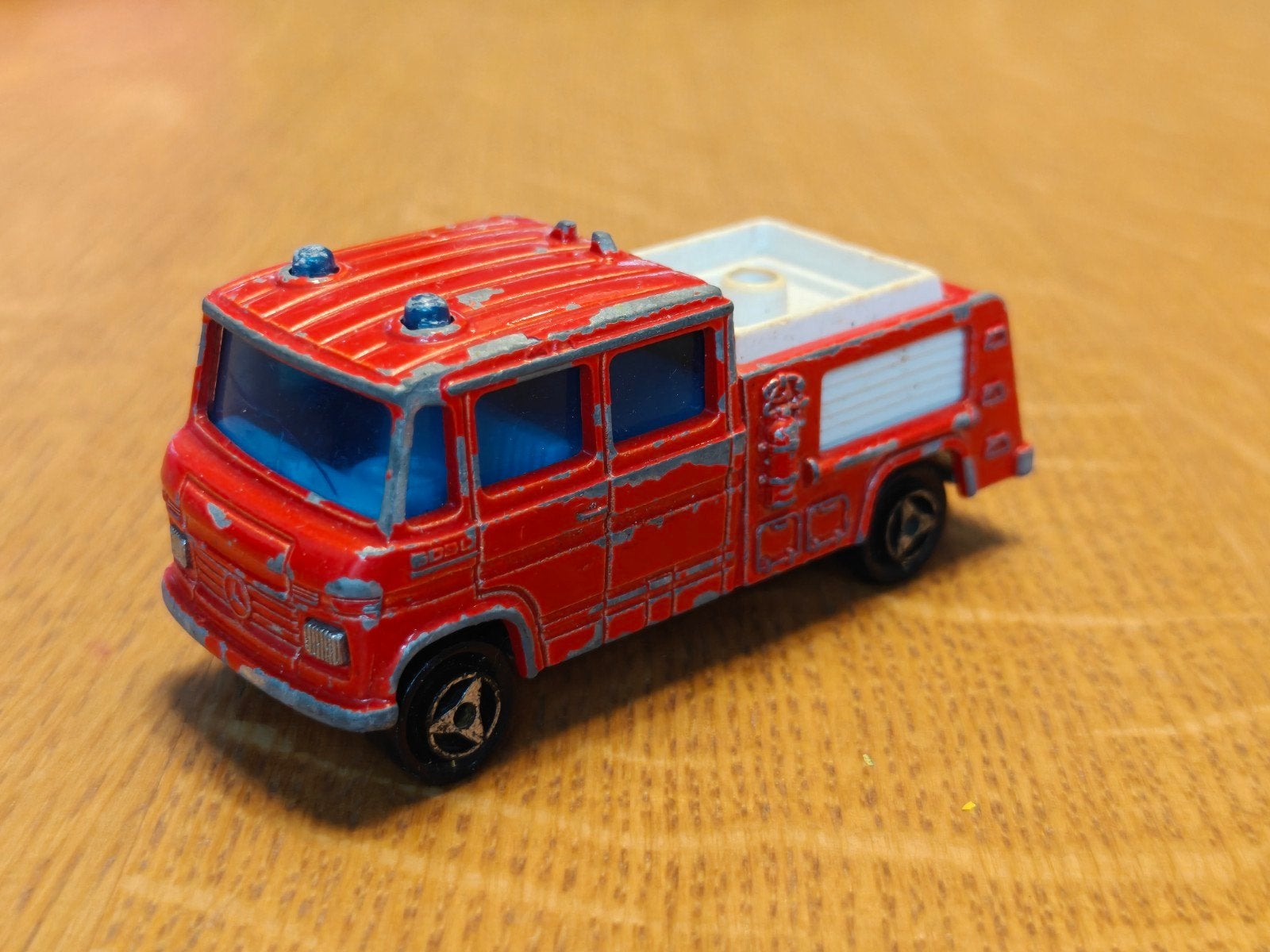 Majorette Mercedes Brandweer Pompier Aeroport, Ophalen of Verzenden, Zo goed als nieuw, Bus of Vrachtwagen