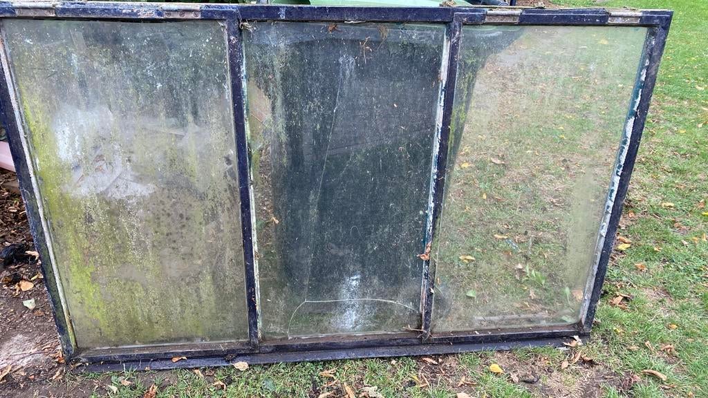 IJzeren raam met koperen scharnieren, Doe-het-zelf en Verbouw, Glas en Ramen, Ophalen, Gevelraam of Ruit, Gebruikt, Minder dan 80 cm