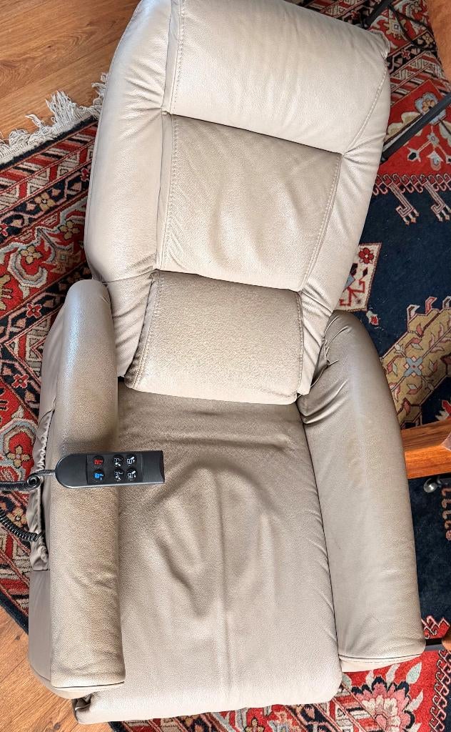 Luxe leren sta-op stoel · relaxstoel · volledig elektrisch!, Huis en Inrichting, Fauteuils, Ophalen, Gebruikt, 75 tot 100 cm, Leer