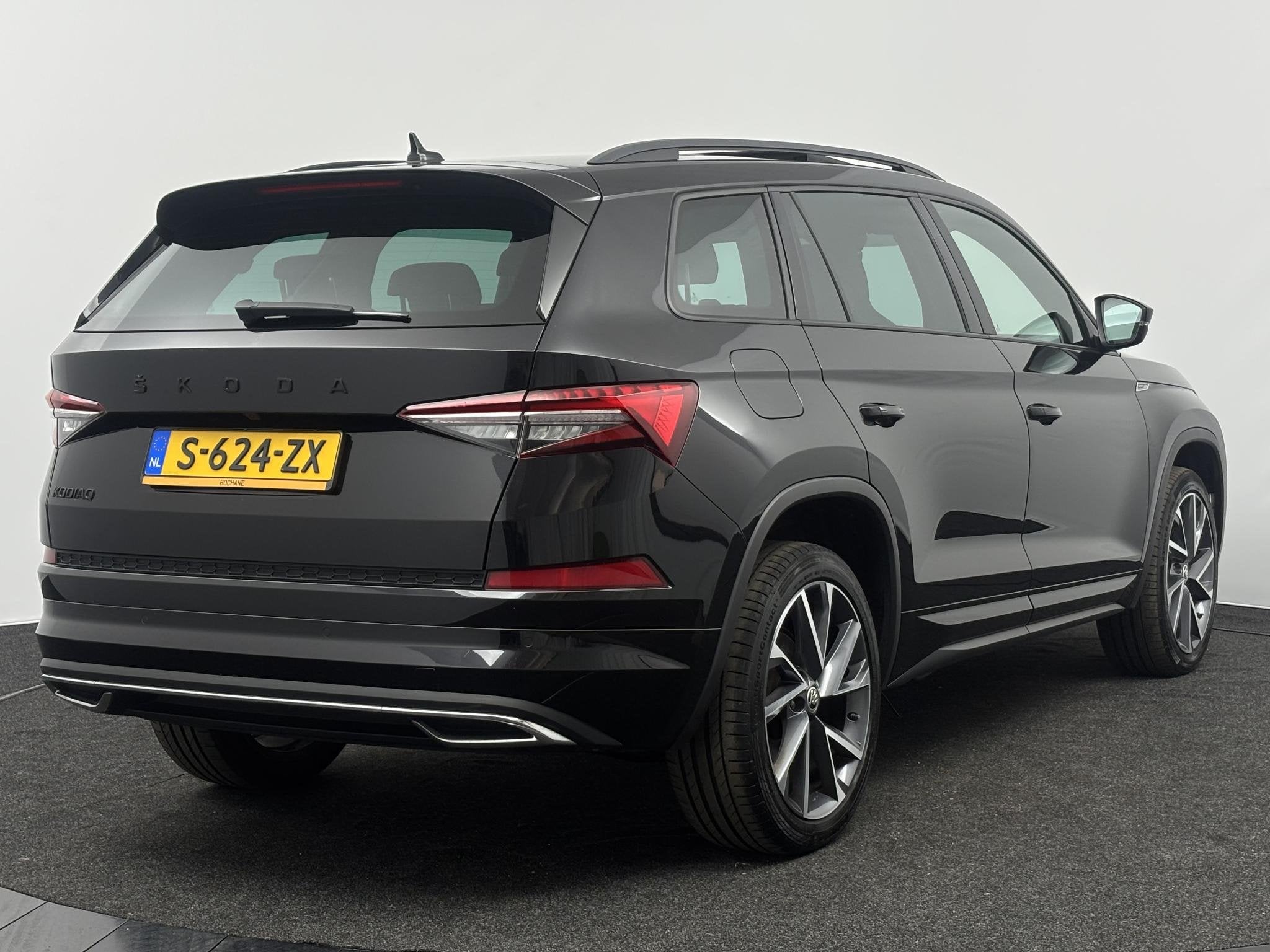Skoda Kodiaq 1.5 TSI 150pk DSG Sportline Business 7p. | NL A, Auto's, 4 cilinders, 7 stoelen, Zwart, Bedrijf