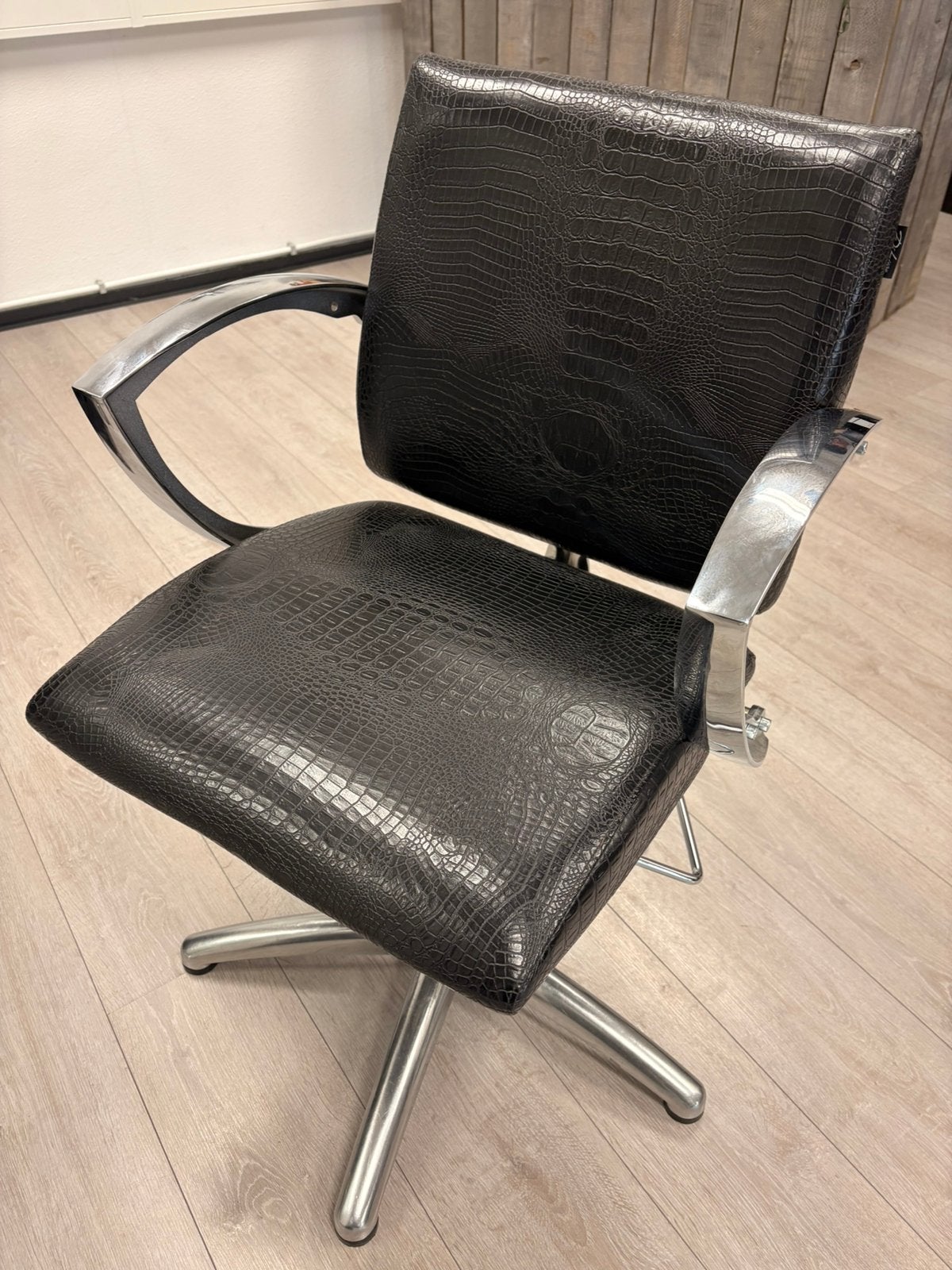 Saloninrichting, kapperstoelen, wasbak, balie, Ophalen, Zo goed als nieuw, Vijf, Zes of meer stoelen