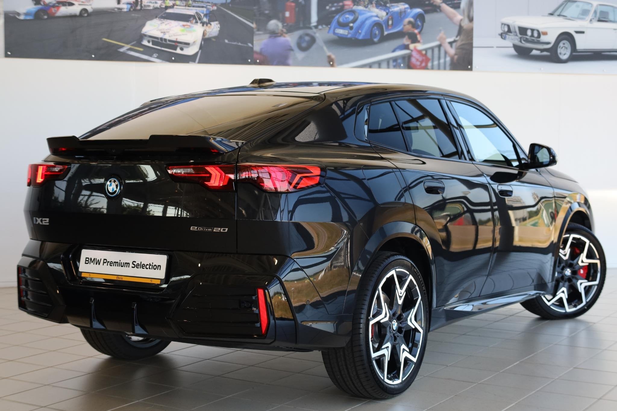 BMW iX2 eDrive20 | M Sport Pro | Panoramadak | Harman/Kardon, Auto's, BMW, IX2, Met garantie (alle), Zwart, 204 pk