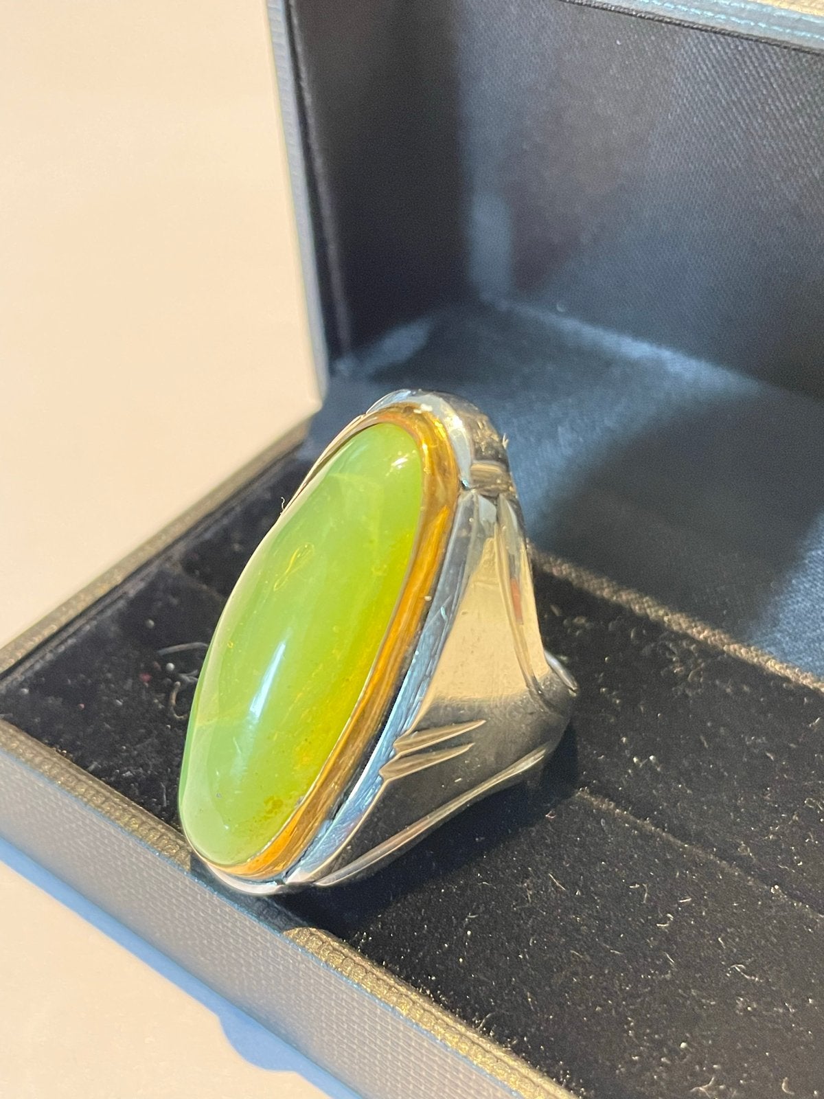 Grote Herenring met Helder Groene Steen en 14K Gouden Rand, Sieraden, Tassen en Uiterlijk, Ringen, Gebruikt, 20 of groter, Heer