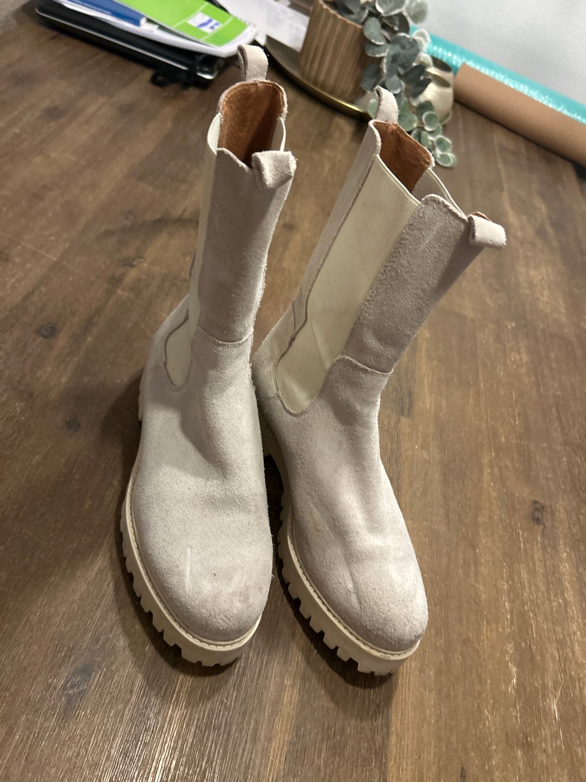 Nieuwe beige suède laarzen - Maat 39, Ophalen of Verzenden, Nieuw, Beige, Lage of Enkellaarzen
