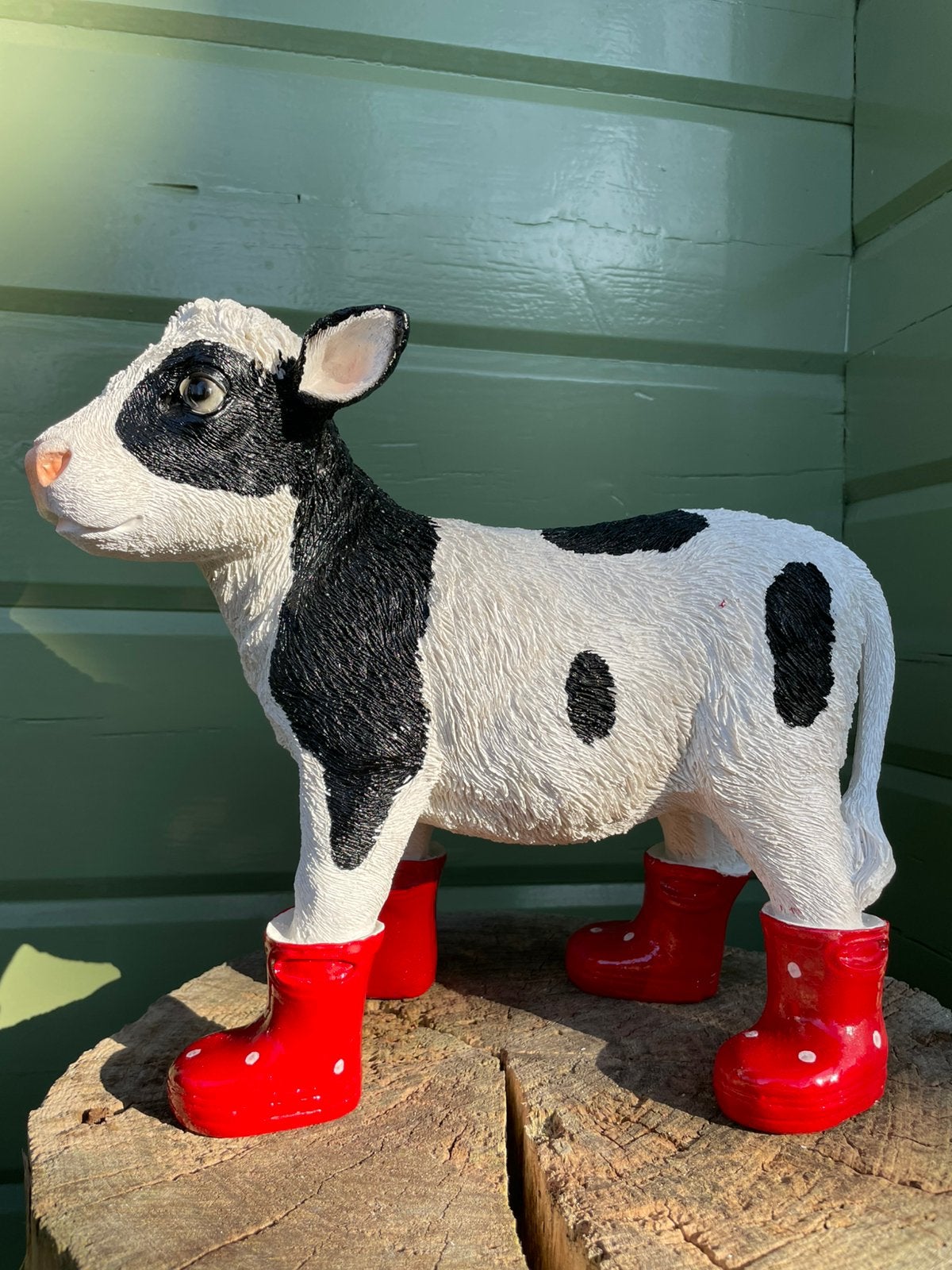 kalf koe rode regenlaarsjes beeld tuin boerderij, Ophalen of Verzenden, Nieuw, Kunststof, Dierenbeeld