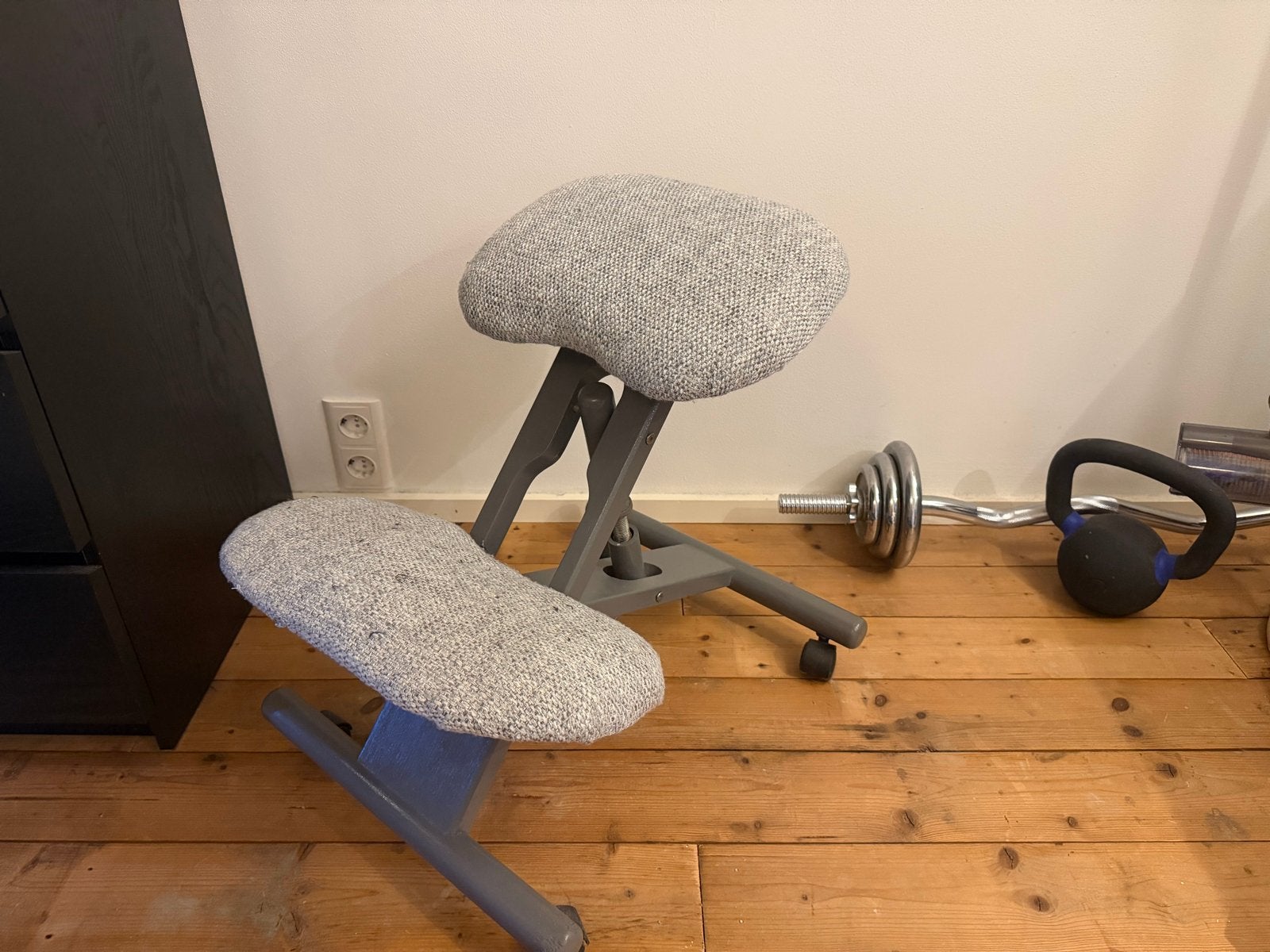 Ergonomische kniestoel - Grijs met stoffen bekleding, Huis en Inrichting, Ophalen, Gebruikt, Eén, Stof