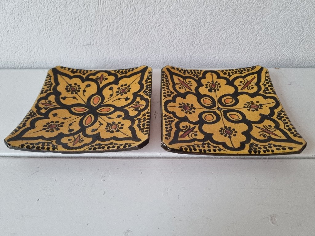 2 Vintage Gedecoreerde Borden uit Marokko van Safi Keramiek, Verzenden