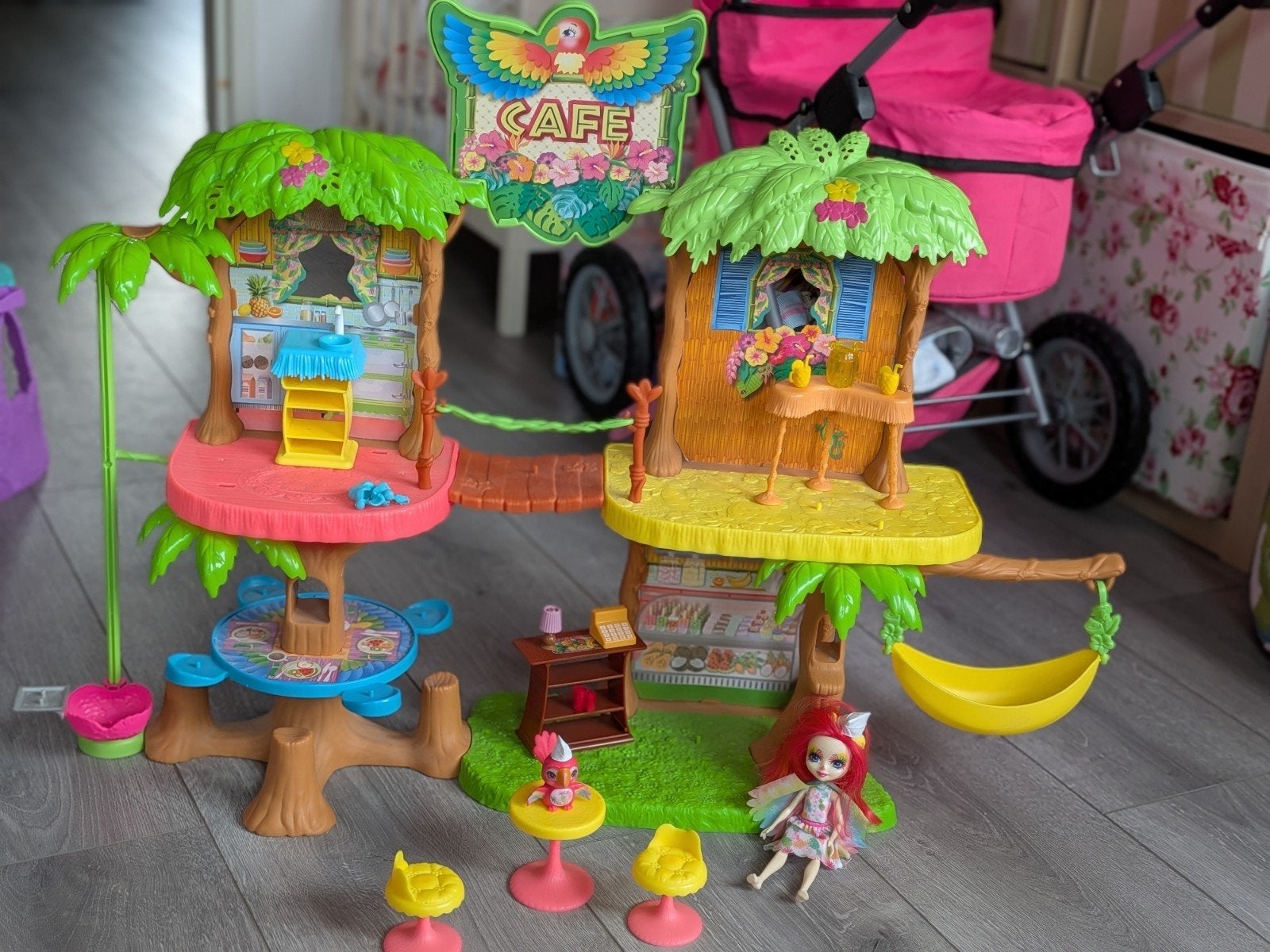 Enchantimals Jungle Cafe Speelset met Poppen en Accessoires, Kinderen en Baby's, Speelgoed | Overig, Ophalen, Zo goed als nieuw