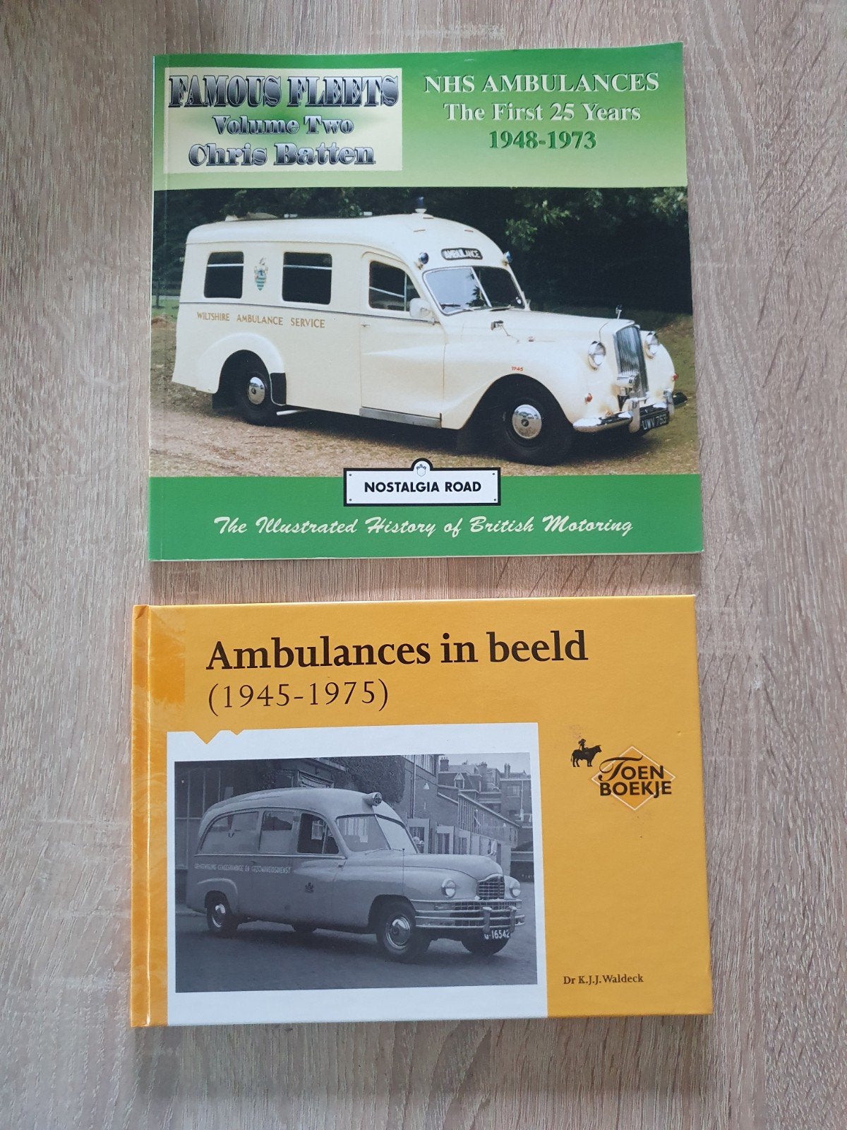2 bijzondere boeken over Ambulances / Ziekenwagens, Boeken, Ophalen of Verzenden, Zo goed als nieuw, Algemeen, Chris Batten, Dr. K.J.J. Waldeck