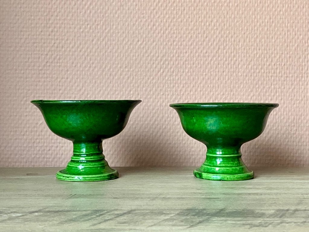 Twee aardewerk coupes groen glazuur Hein Andree Apeldoorn, Verzenden