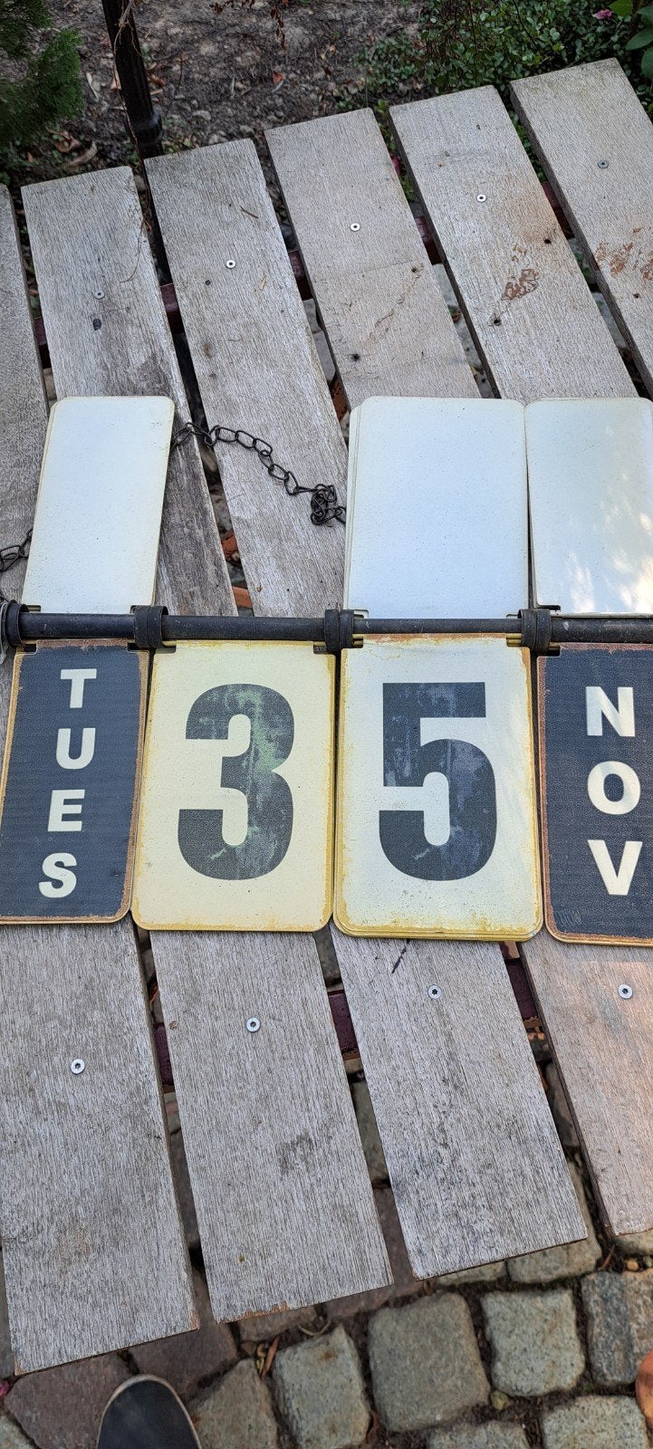Vintage kalenderklok met dag, datum en maand, Vintage, Analoog, Ophalen of Verzenden, Kalenderfunctie