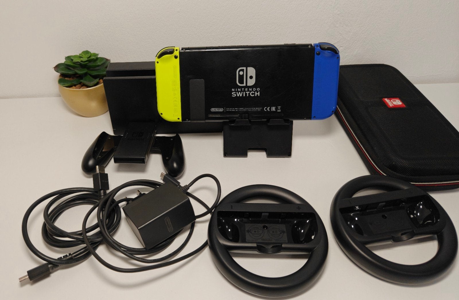 Nintendo Switch met Mario Kart 8 Deluxe, Spelcomputers en Games, Games | Nintendo Switch, Racen en Vliegen, Ophalen of Verzenden
