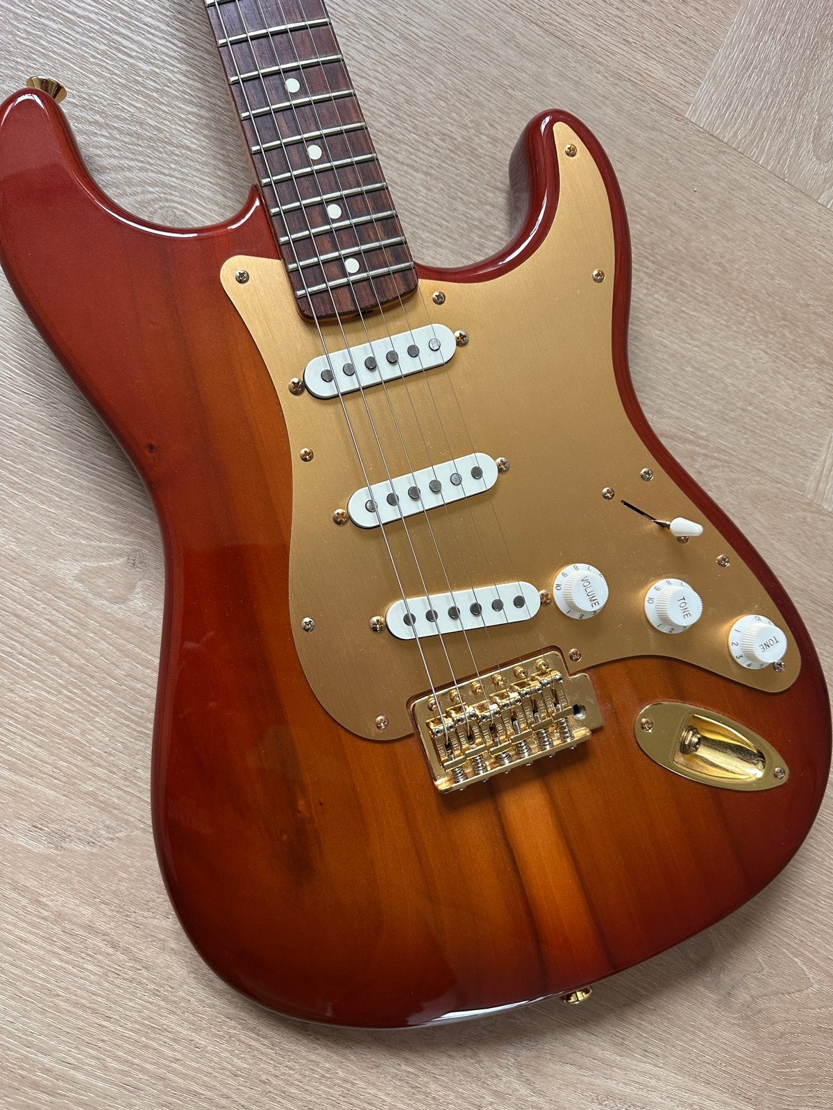Fender/Squier Strat – Classic Player ’60s + 40th Ann body, Ophalen of Verzenden, Zo goed als nieuw, Solid body, Fender