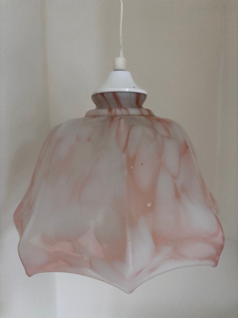 Antieke hanglamp met een roze gemarmerd glazen lampenkap., Antiek en Kunst, Ophalen of Verzenden