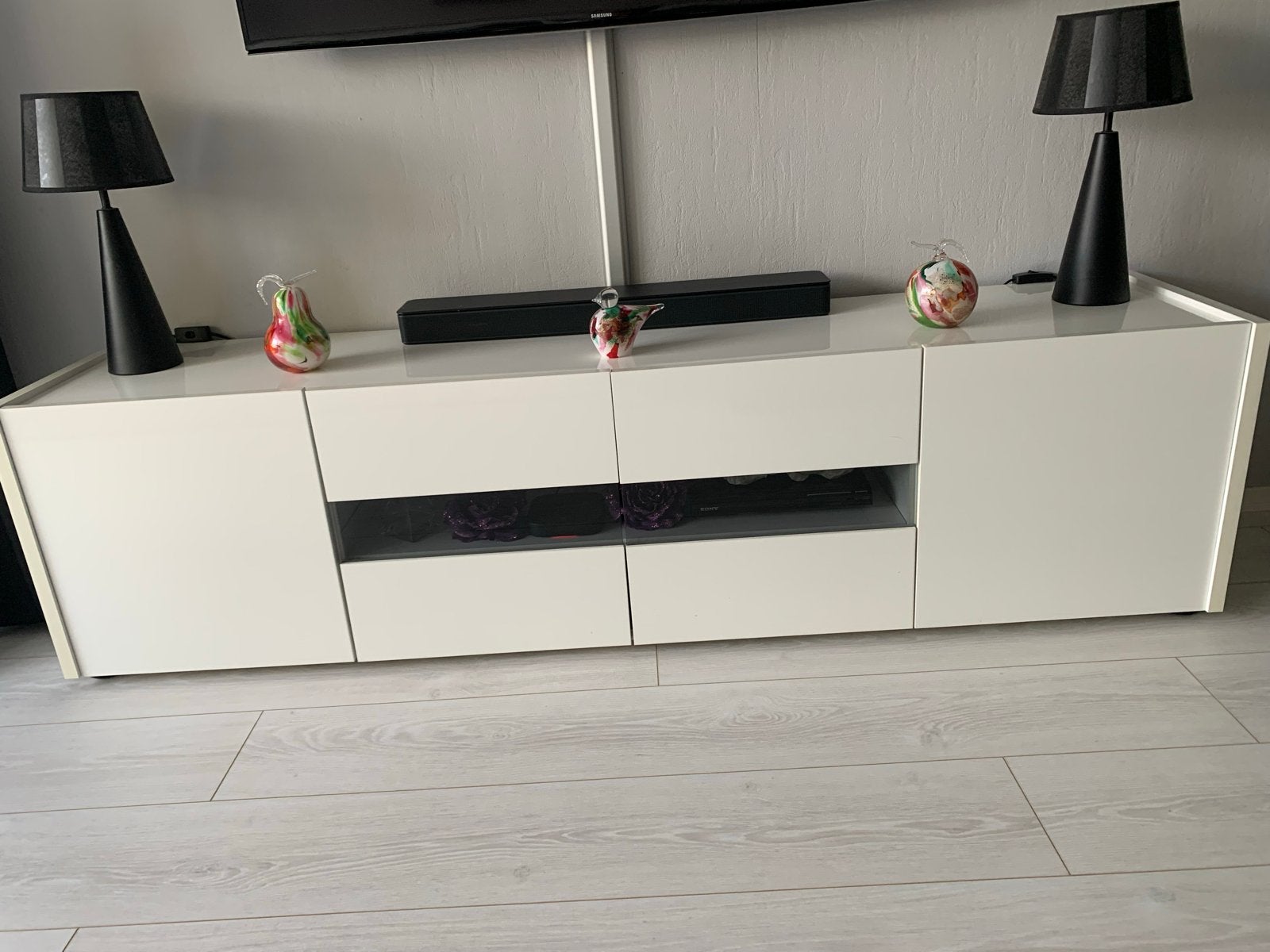 Hoogglans wit tv-meubel met opbergruimte, 150 tot 200 cm, Ophalen of Verzenden, Zo goed als nieuw, Minder dan 100 cm