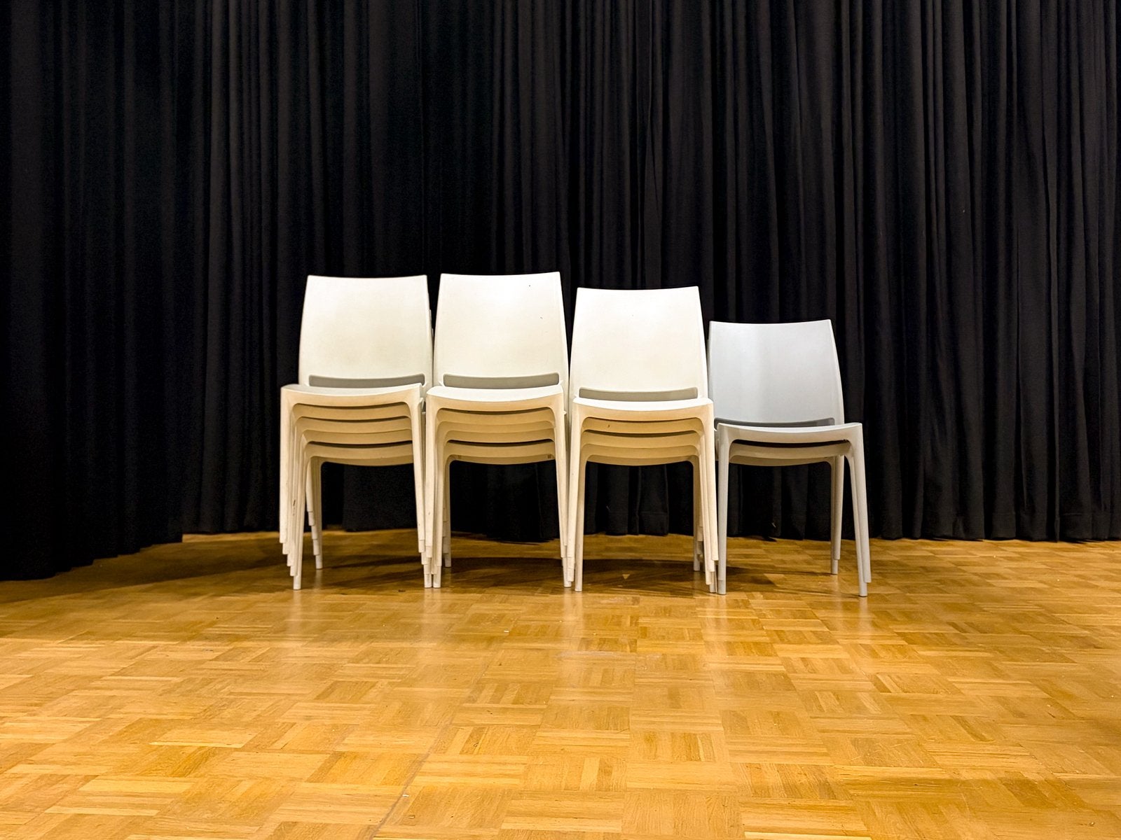 16 Stoelen van Theater De Omval, Huis en Inrichting, Stoelen, Ophalen, Kunststof, Gebruikt, Wit