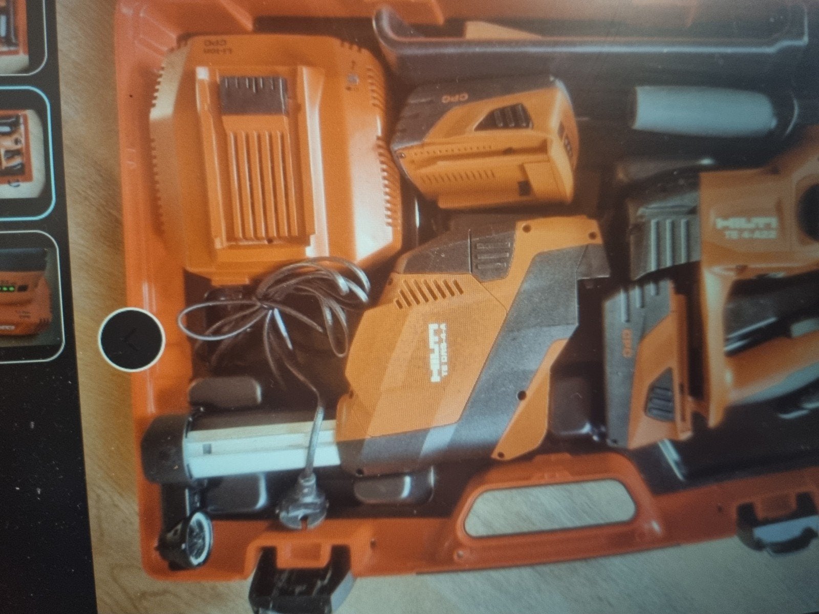 hilti accu drilboor met lader en batterijen, Doe-het-zelf en Verbouw, Ophalen of Verzenden, Gebruikt, Boor- en Schroefmachine