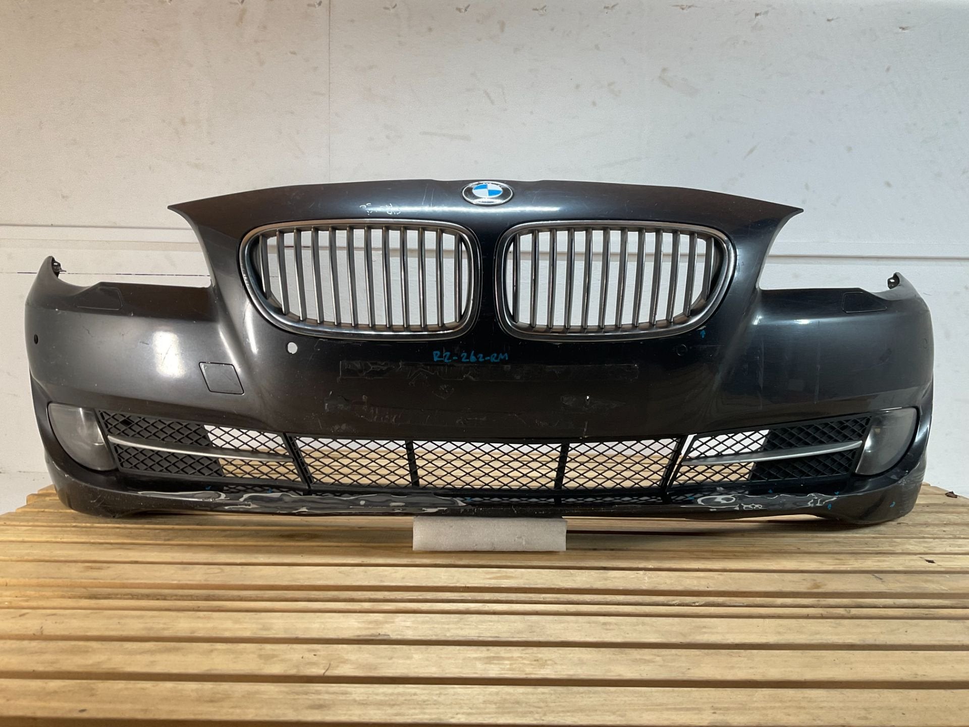 Bumper BMW 5 Serie F10 F11 Pre LCI 09-13 Voorbumper R2-262RM, Petuelring 130
80788  Munich, DE, Gebruikt, Voor, Info@bmw.de