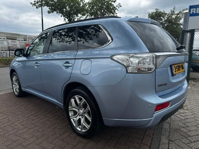 Mitsubishi Outlander 2.0 PHEV Instyle 4x4 Automaat 1e Eigena, Auto's, Mitsubishi, Automaat, Zwart, 4 cilinders, Blauw