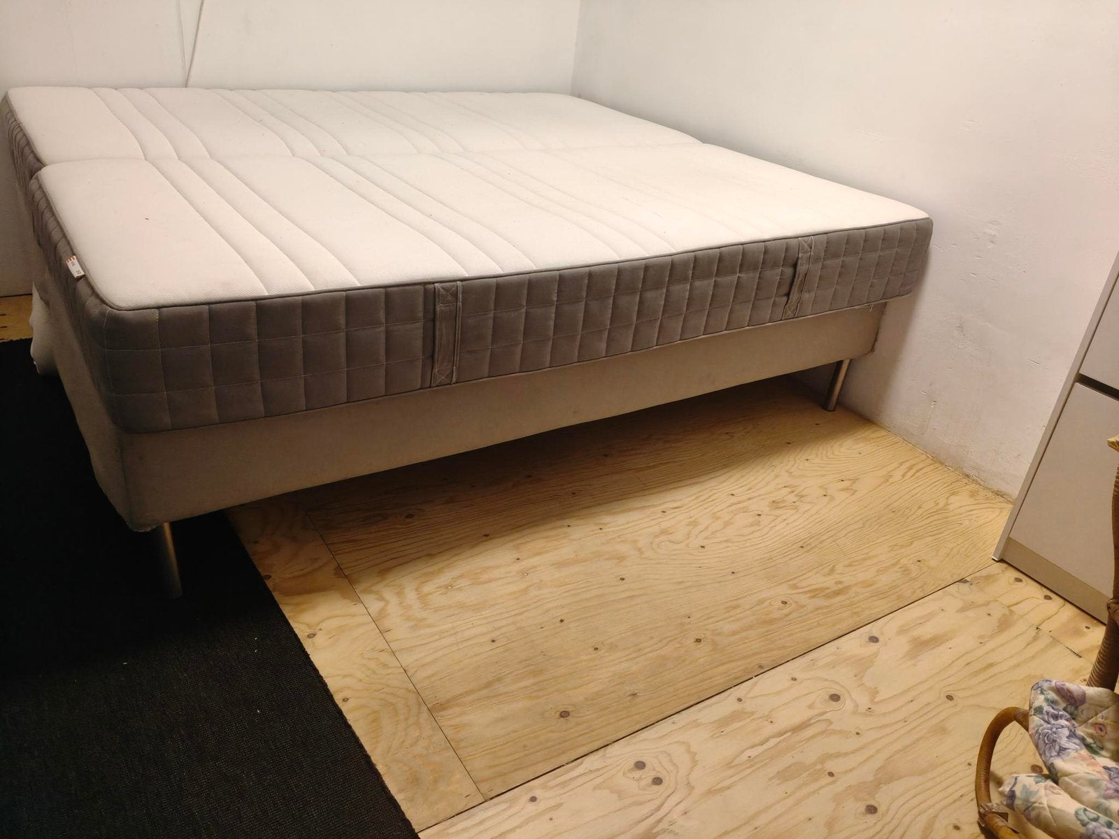 Gratis: twee eenpersoons matrassen en bedden, 90 cm, Eenpersoons, Ophalen of Verzenden, Zo goed als nieuw