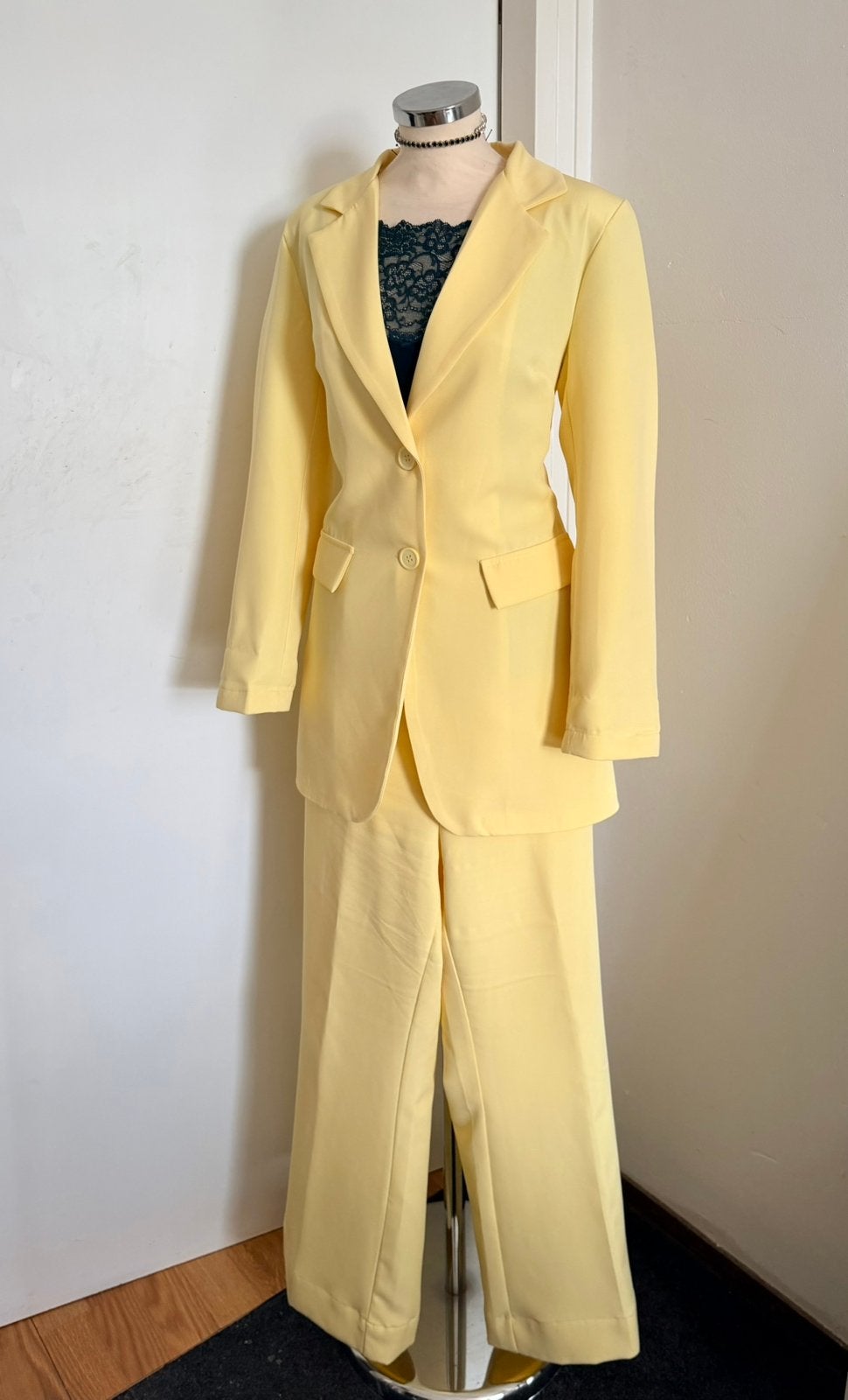 Broekpak nieuwstaat Gereserveerd, Kleding | Dames, Kostuum of Pak, Geel, Maat 42/44 (L), Ophalen of Verzenden
