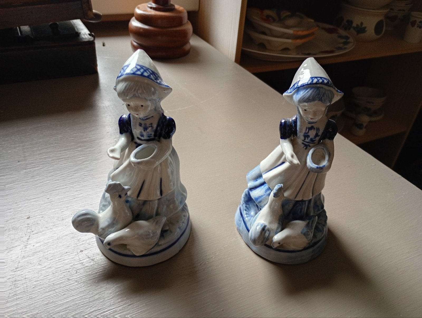 Meisjes die kippen voeren Delfts.Blauw, Verzamelen, Beelden en Beeldjes, Ophalen of Verzenden, Zo goed als nieuw, Overige typen