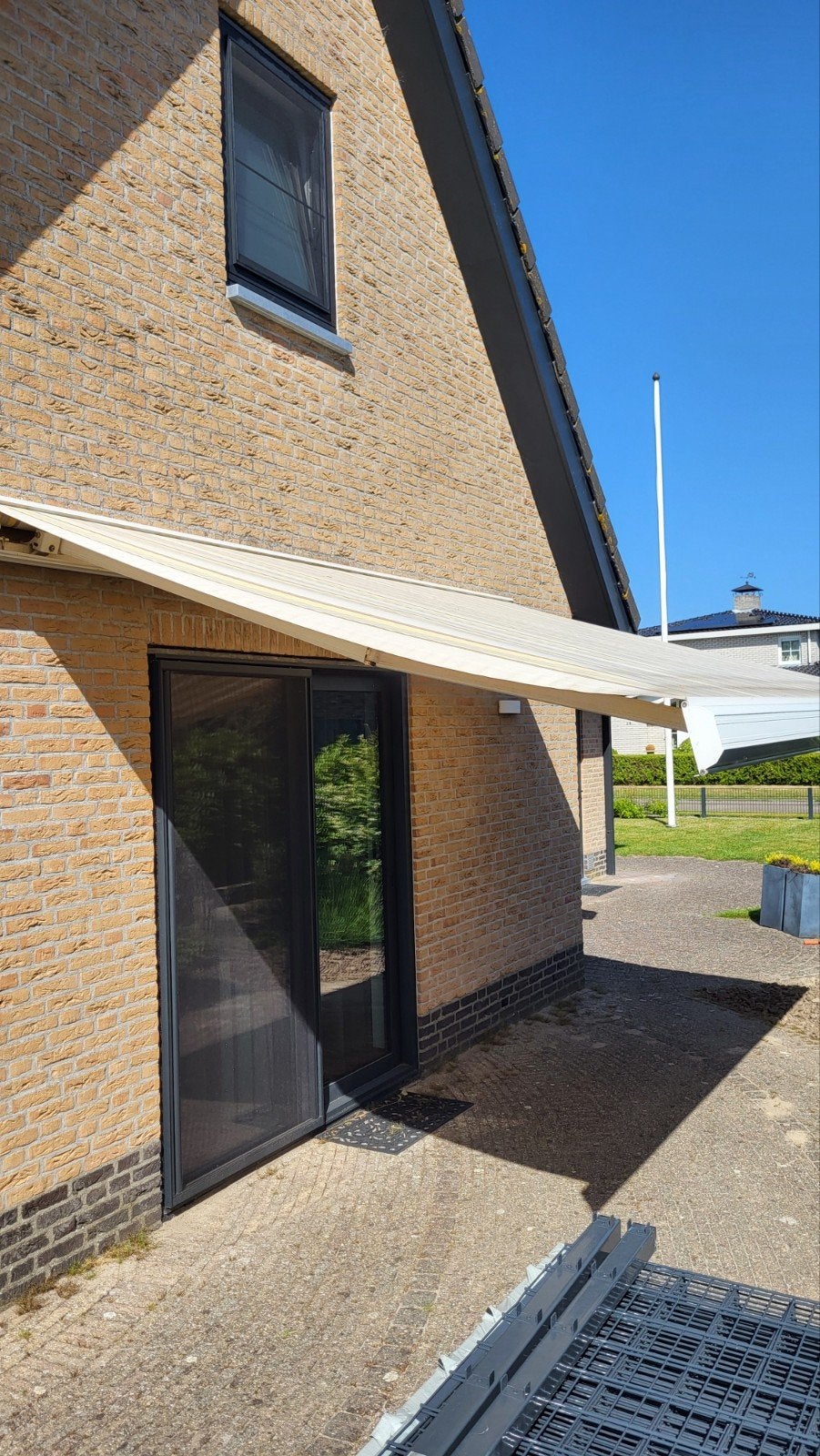 Knikarmscherm - Geel/Wit gestreept zonnescherm, Ophalen, Gebruikt, 150 tot 300 cm, 250 cm tot 450 cm