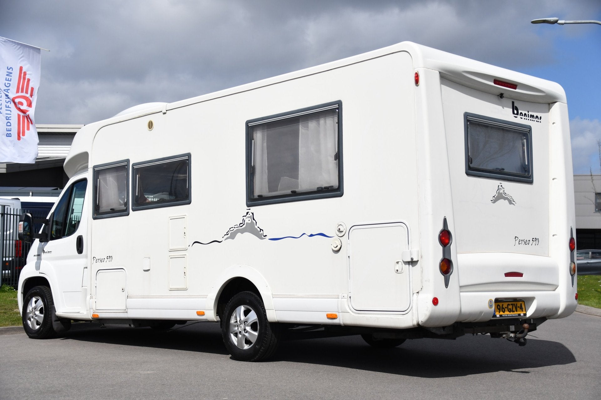 Benimar PERSIO 590 met queensbed Half integraal - 3 persoons, Caravans en Kamperen, 7 tot 8 meter, Bedrijf, Tot en met 3, Afzuigkap