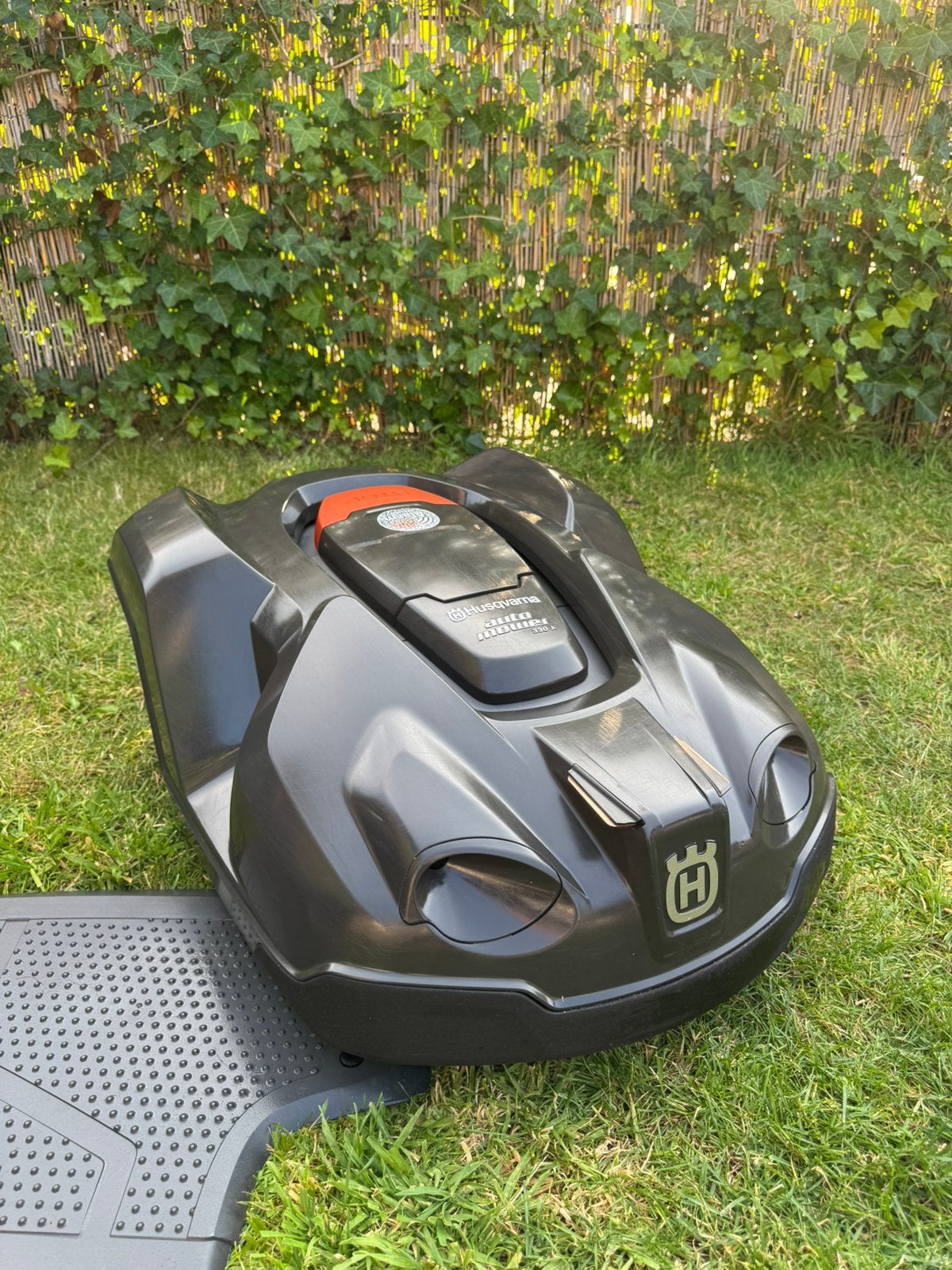 Husqvarna Automower 330x GPS robotmaaier grasmaaier, Ophalen of Verzenden, Gebruikt, 20 tot 25 cm, Met regensensor