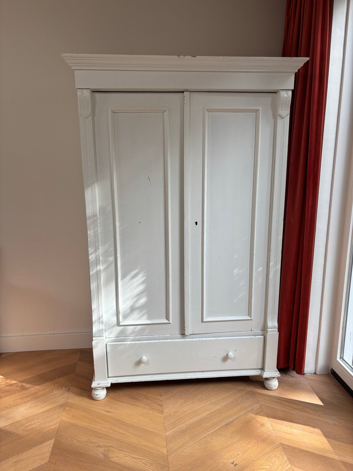 Antieke witte grenen linnenkast met lade, Ophalen