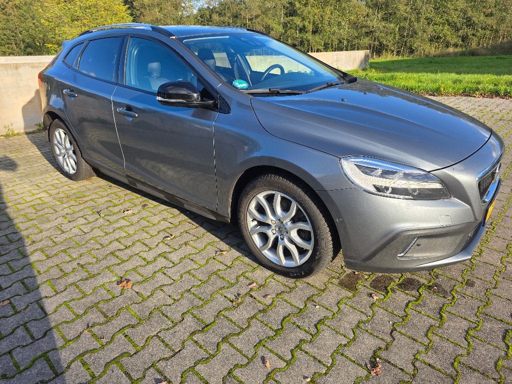 Volvo V40 1.5 T3 152PK Geartronic 2019 Grijs met trekhaak, Zwart, 4 cilinders, 700 kg, 75 €/maand