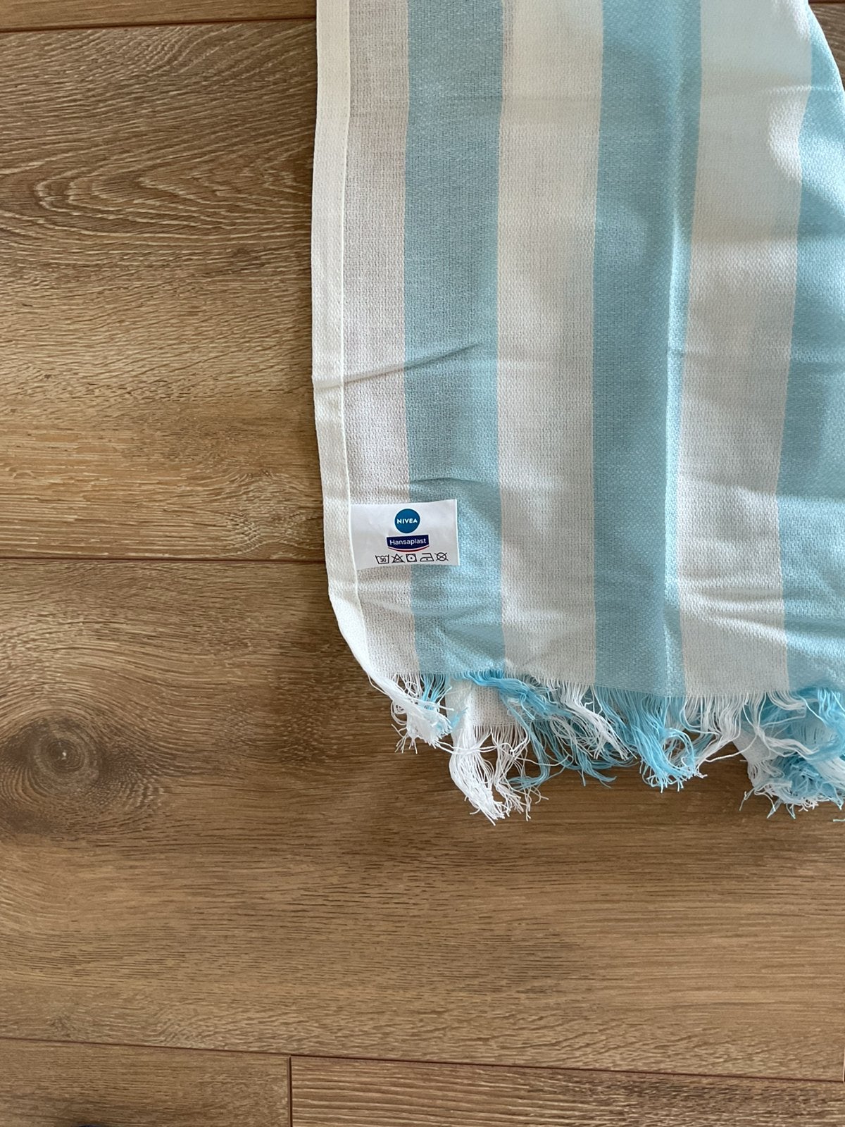 Te Koop: Nieuwe strandhanddoek/ strandlaken, Nivea, Huis en Inrichting, Badkamer | Badtextiel en Accessoires, Ophalen of Verzenden