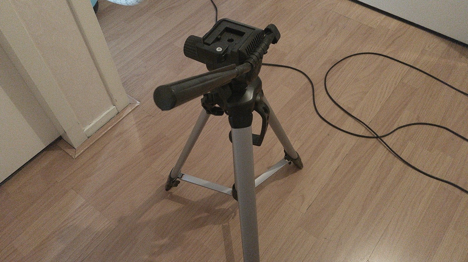camera- en videostatief: de König KN-TRIPOD40., Ophalen of Verzenden, Gebruikt, Driepoot