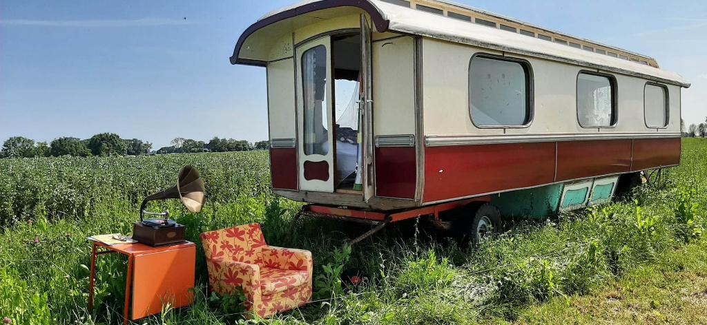 Authentieke woonwagen op mooie plek aan het water 1á 2 pers., Oudwoude, Overige soorten, Direct bij eigenaar, 3 kamers