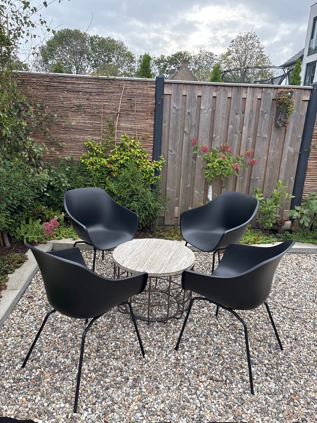 Moderne Tuinset met 4 Zwarte kunststof Stoelen, Tuin en Terras, Ophalen, 4 zitplaatsen, Kunststof, Gebruikt