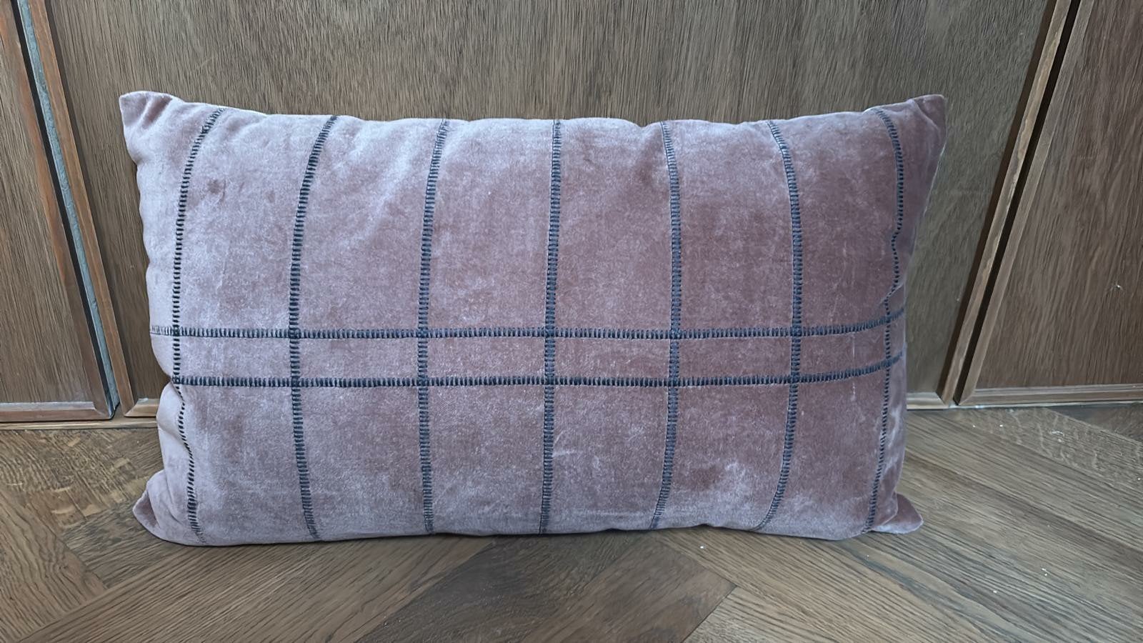 Leuk langwerpig velvet kussen zacht oud roze, Ophalen of Verzenden, Nieuw, Roze, Vierkant