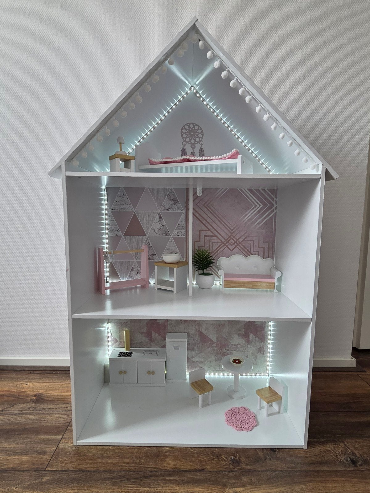 Prachtig poppenhuis met LED-verlichting en meubels, Ophalen, Zo goed als nieuw, Poppenhuis