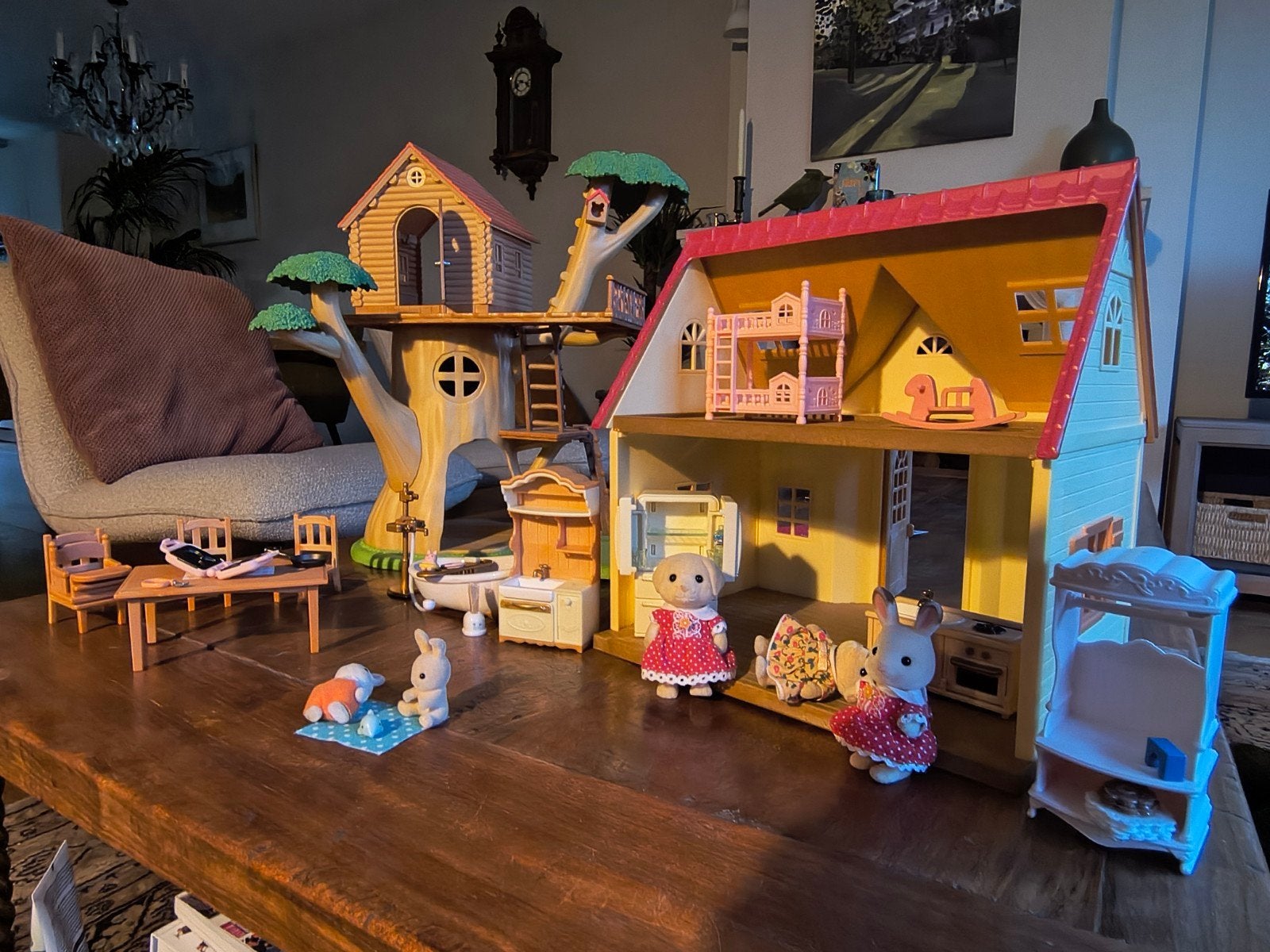 Sylvianen huis en boomhut. 3 volwassenen en 2 kinderen., Ophalen of Verzenden, Poppenhuis