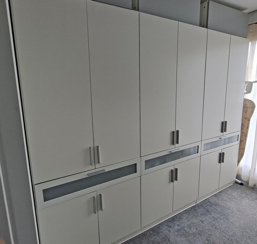 Grote kledingkast met flexibele indeling, zeer goede staat, Ophalen, Met deur(en), Gebruikt, 200 cm of meer