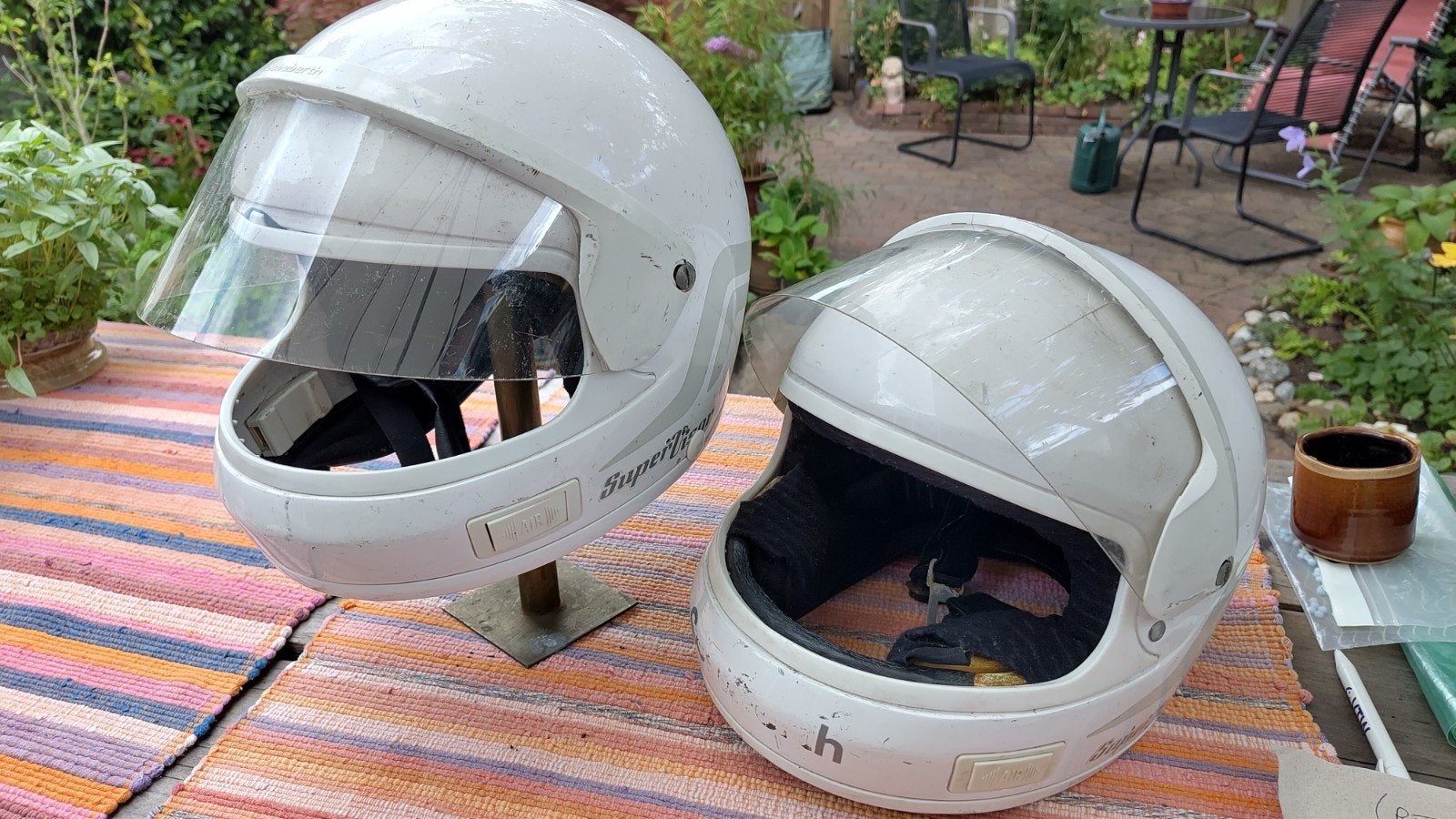 Twee ex Belgische Rijkswacht Schubert Super Visor helmen, Verzamelen, Ophalen of Verzenden, Overige soorten, Overige gebieden