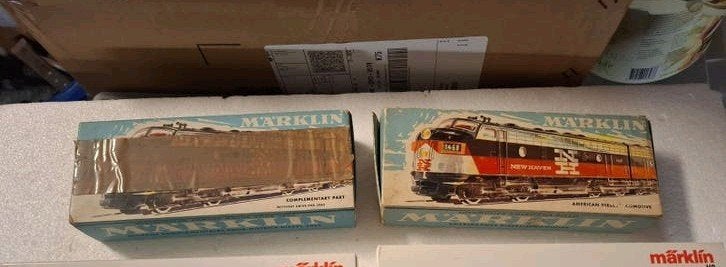 2 lege dozen marklin usa lok en wagons, Wisselstroom, Gebruikt, Locomotief, Ophalen of Verzenden