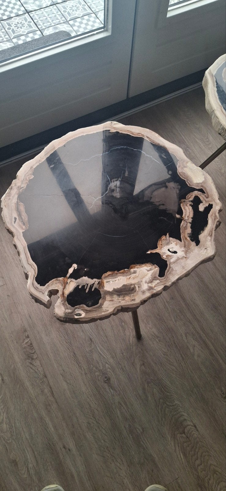 Set van 2 versteend houten bijzettafels met messing poten, Minder dan 55 cm, Rond, Zo goed als nieuw, Ophalen
