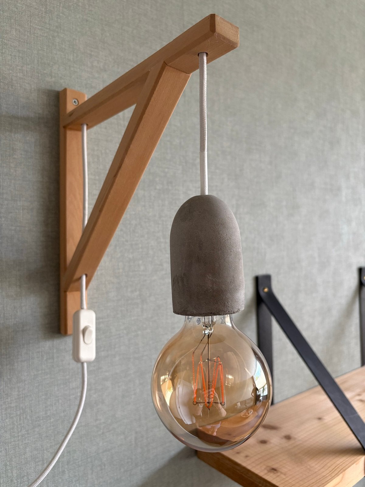 Moderne wandlamp met houten beugel en betonnen fitting, Ophalen, Meerkleurig, E27 (groot), Zo goed als nieuw