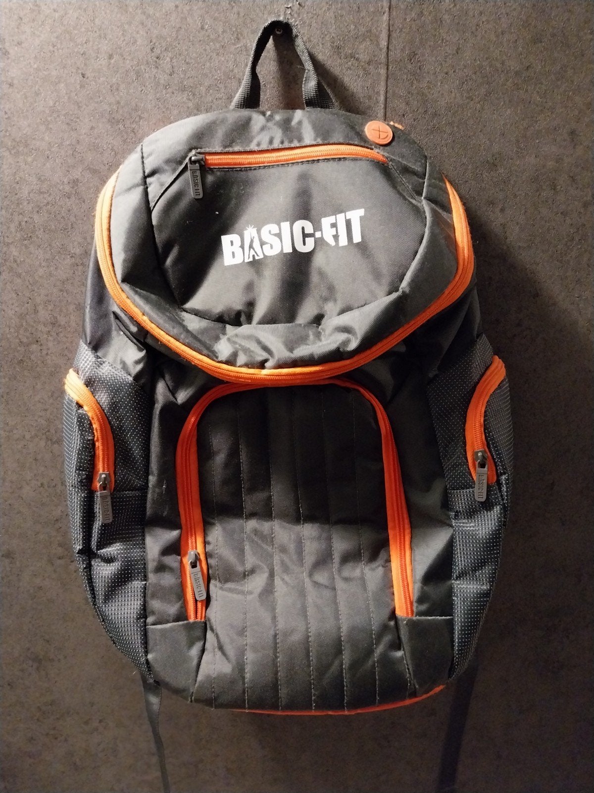 Basic-Fit Rugzak - Grijs met Oranje Details, Sieraden, Tassen en Uiterlijk, Gebruikt, 25 tot 40 cm, Ophalen, Overige merken