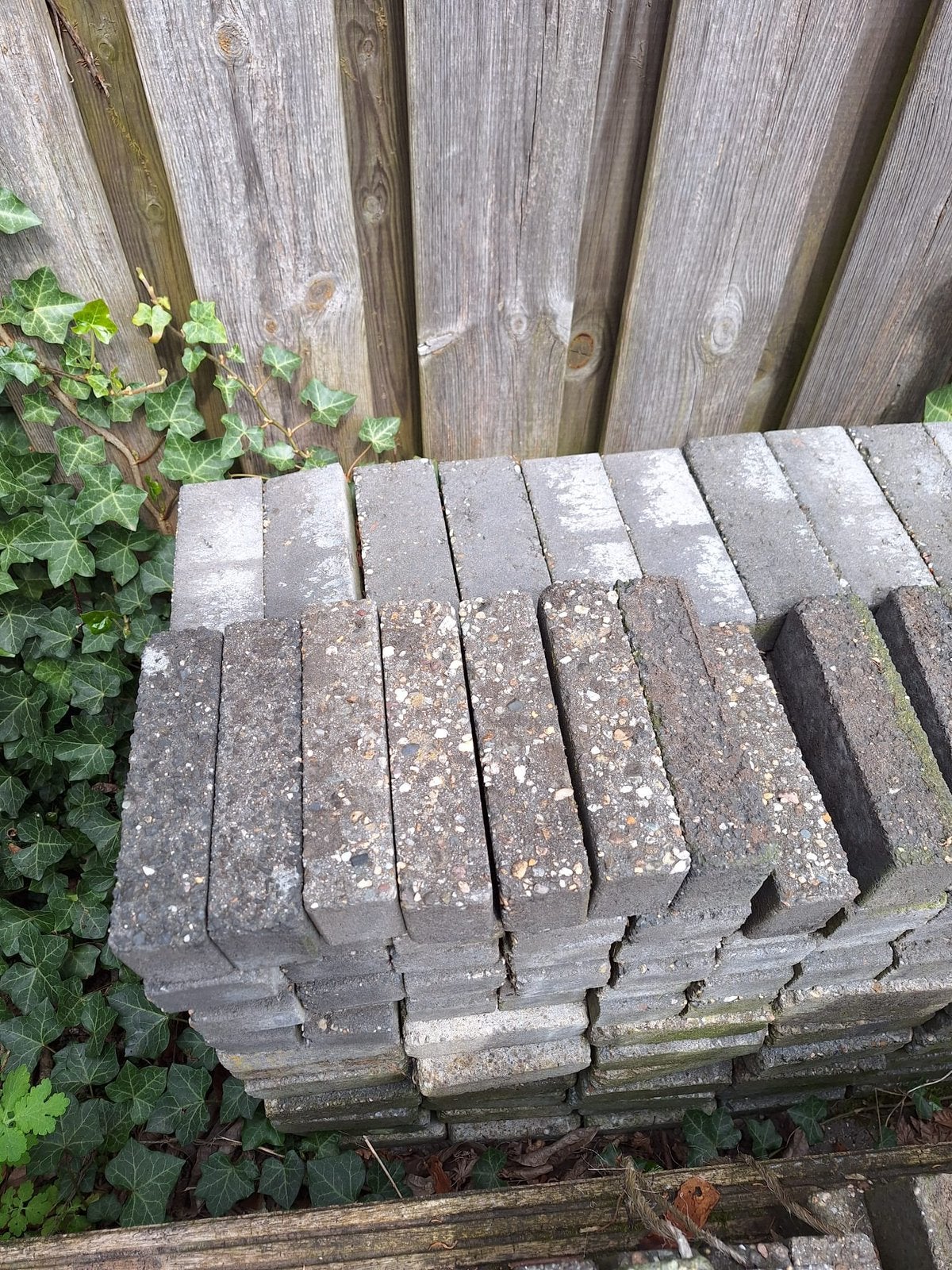 Gratis: Betonnen waaltjes, Ophalen, Zo goed als nieuw, Beton, Klinkers