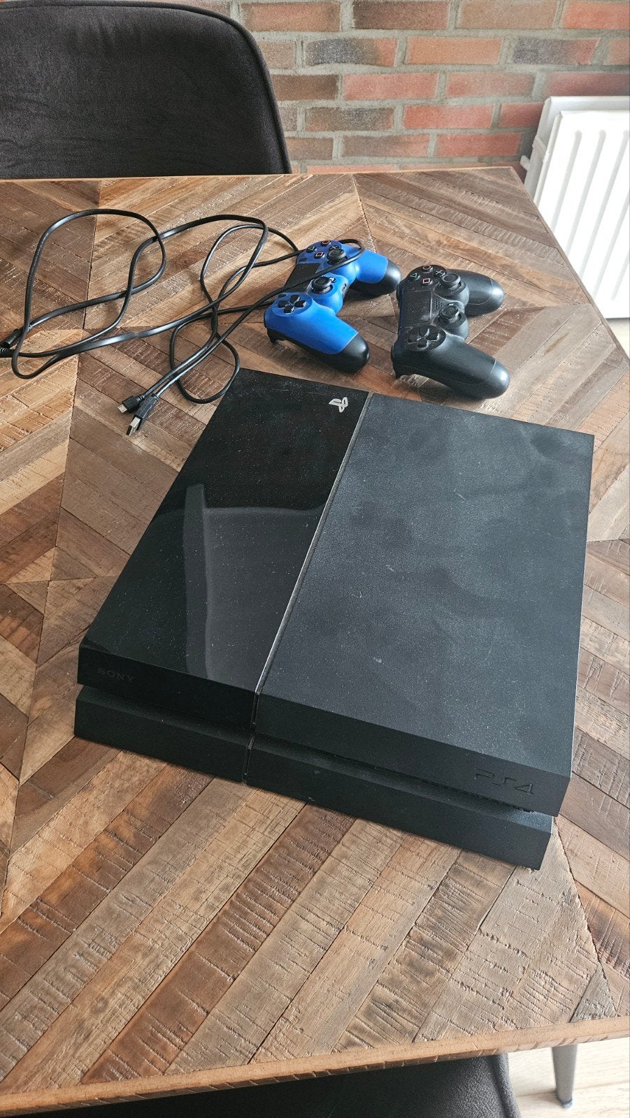 Sony PlayStation 4 (PS4) met 2 controllers, Spelcomputers en Games, Ophalen, Met 2 controllers, Original, 500 GB