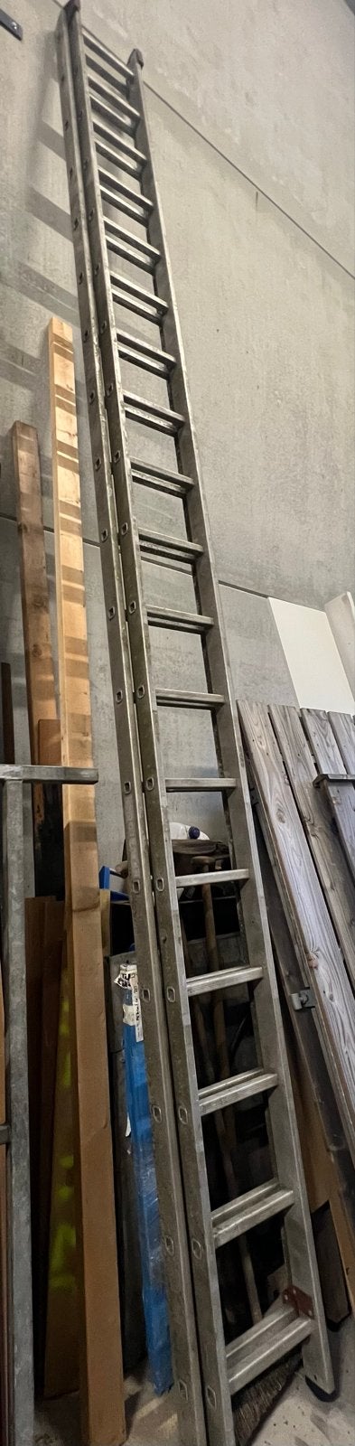 Aluminium ladder 18 treden, ca. 5 meter lang, Doe-het-zelf en Verbouw, Ophalen, Gebruikt, Ladder, 4 meter of meer