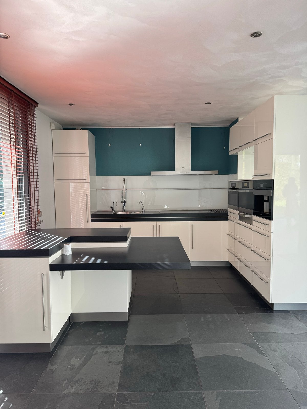 Moderne Miele keuken met kookeiland en inbouwapparatuur, Ophalen, Wit, Hoekkeuken, Zo goed als nieuw